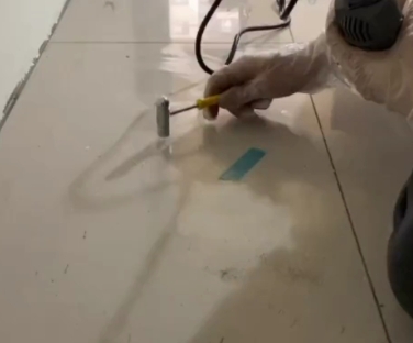 海州瓷砖开裂维修公司专业分享瓷砖在铺贴前如果没有沥干水分，将会导致以下问题